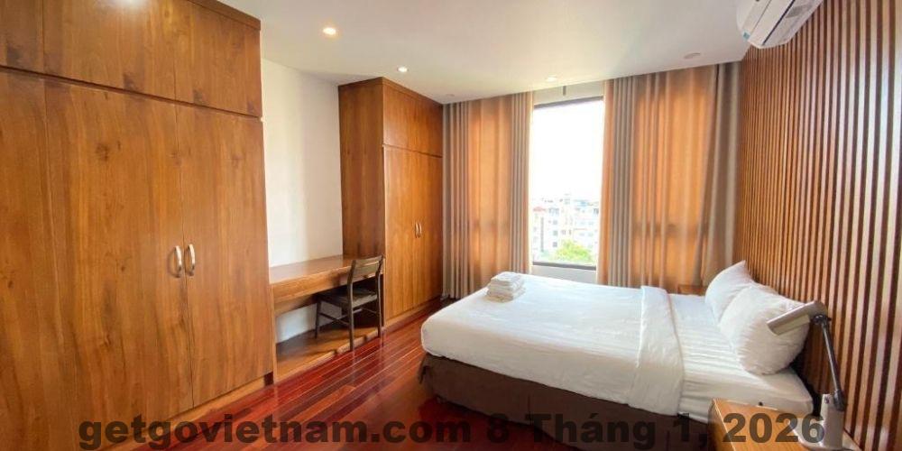 Ngõ 133 Xuân Thủy dẫn vào Auntie Lien's Homestay khá hẹp