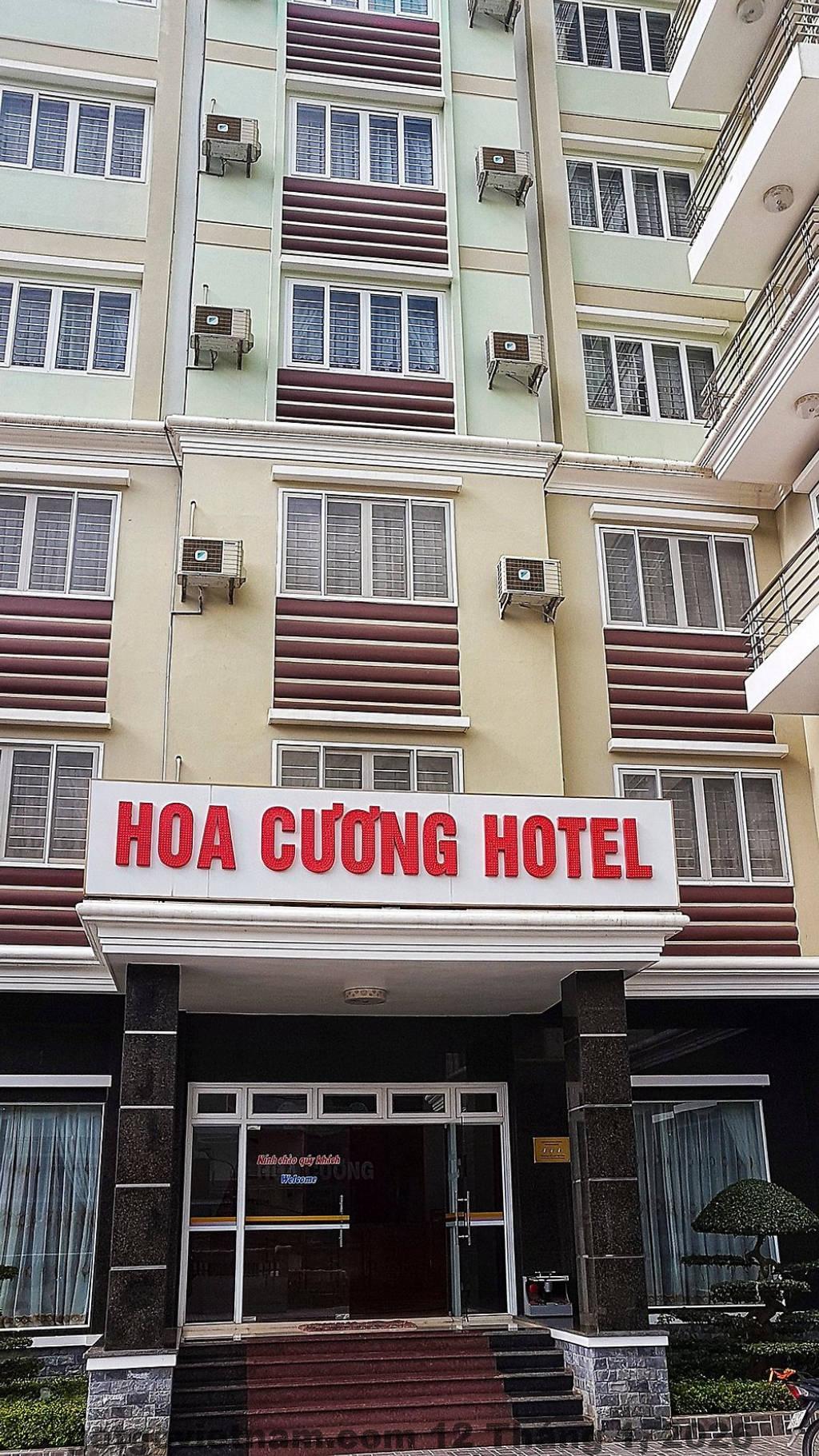 Khu vực lễ tân Hoa Cương Hotel 2 đơn giản, gọn gàng