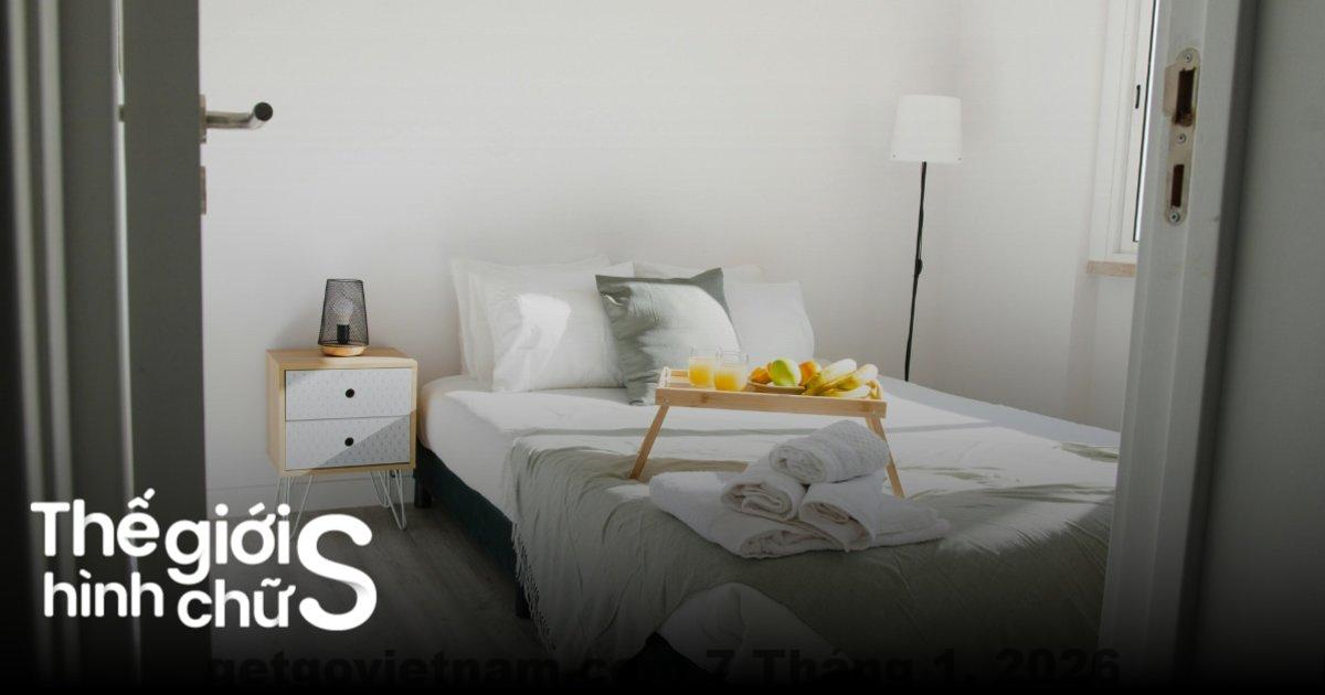 Đường phố Cầu Gỗ ngay trước homestay – khu vực đông đúc, sôi động bậc nhất Phố Cổ Hà Nội.