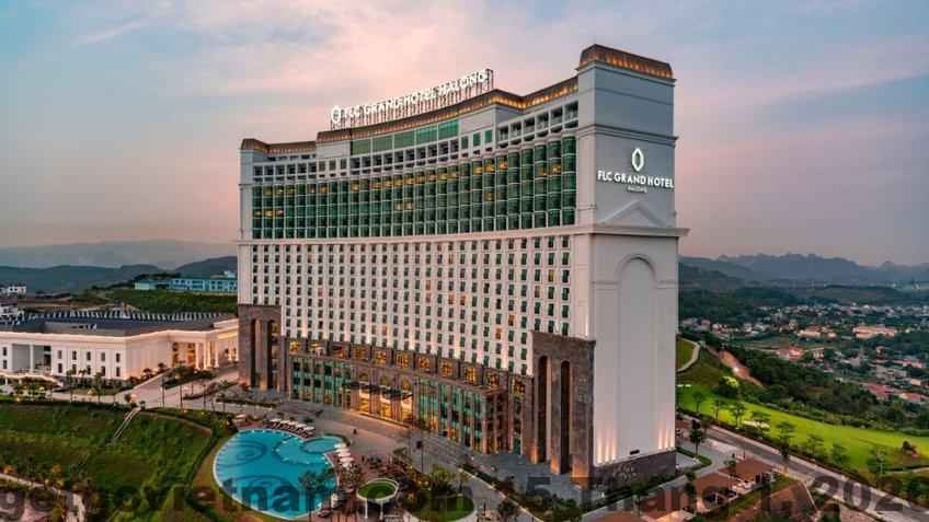 Phòng nghỉ FLC Grand Hotel Hạ Long rộng rãi với cửa kính lớn nhìn ra vịnh