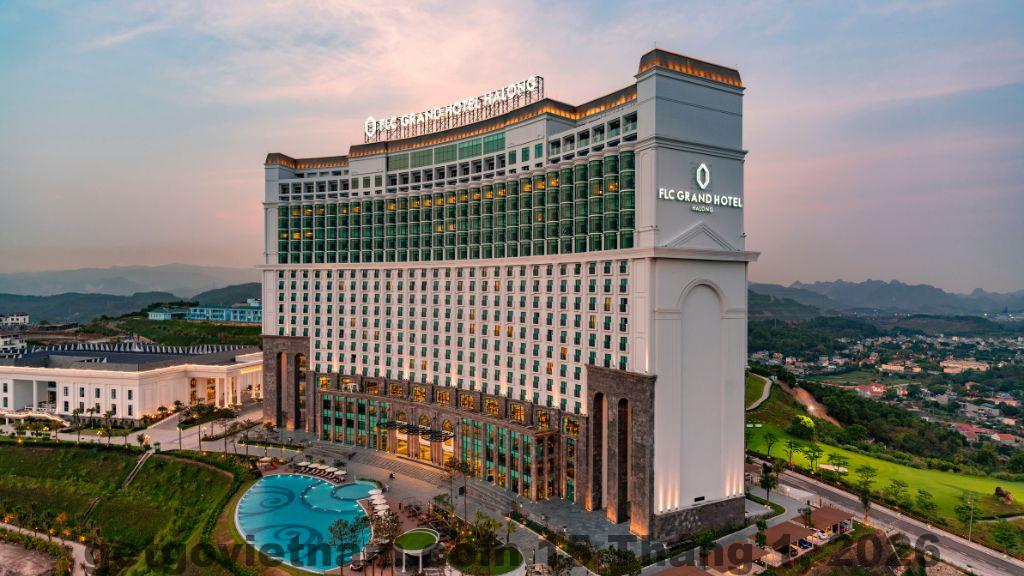 Phòng nghỉ diện tích lớn tại FLC Grand Hotel Hạ Long với nội thất phong cách cổ điển
