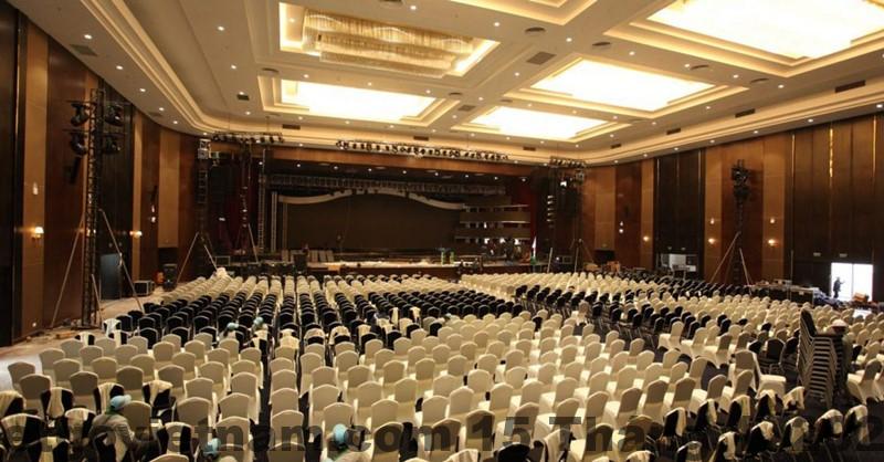 Hồ bơi ngoài trời tại FLC Grand Hotel Hạ Long với view hướng vịnh