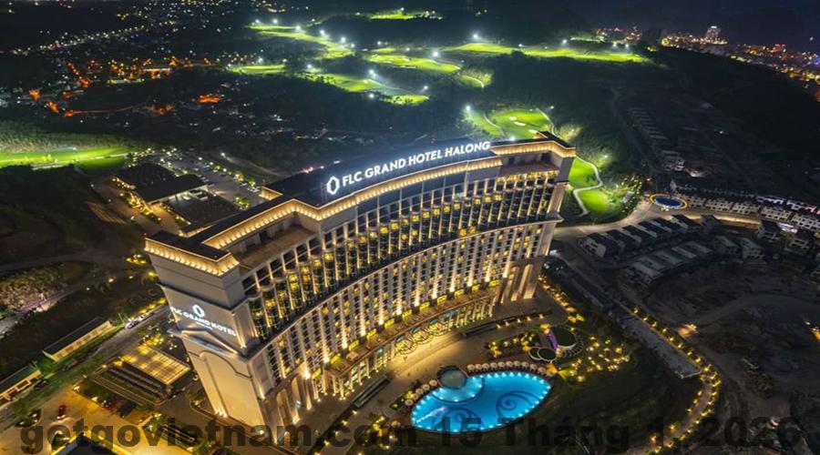 Sảnh lễ tân FLC Grand Hotel Hạ Long rộng và đông khách