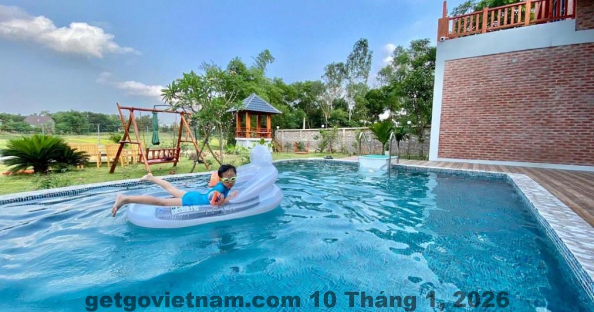 Khu vực ăn uống ngoài trời trong khu sinh thái Sóc Sơn, phong cách dân dã, gần gũi thiên nhiên