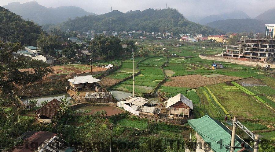 Toàn cảnh Khách sạn Hà Nội – Sơn La nhìn từ tầng cao với khu dân cư xung quanh