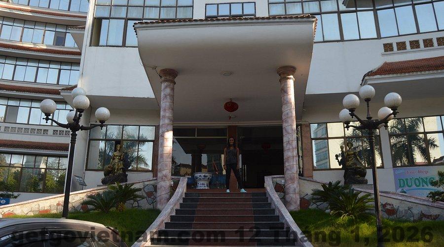 Khách sạn nhìn từ ngoài, tọa lạc tại vị trí dễ dàng tiếp cận các điểm du lịch lớn của Cao Bằng.