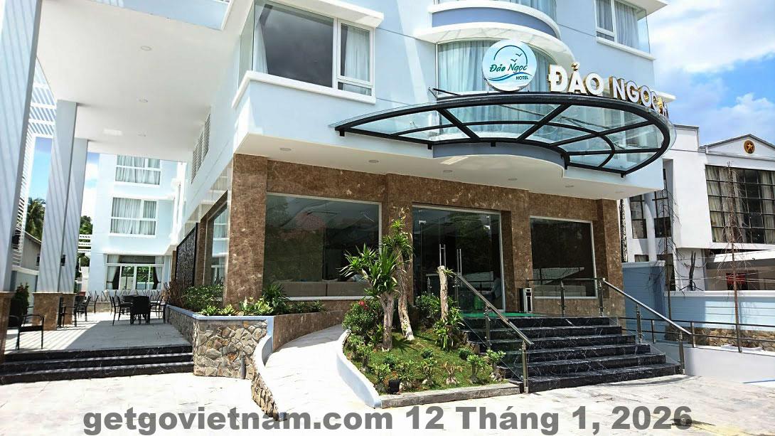 Toàn cảnh Khách sạn Đảo Ngọc Phú Thọ nằm trong khu sinh thái Đảo Ngọc Xanh với không gian nhiều cây xanh và hồ nước