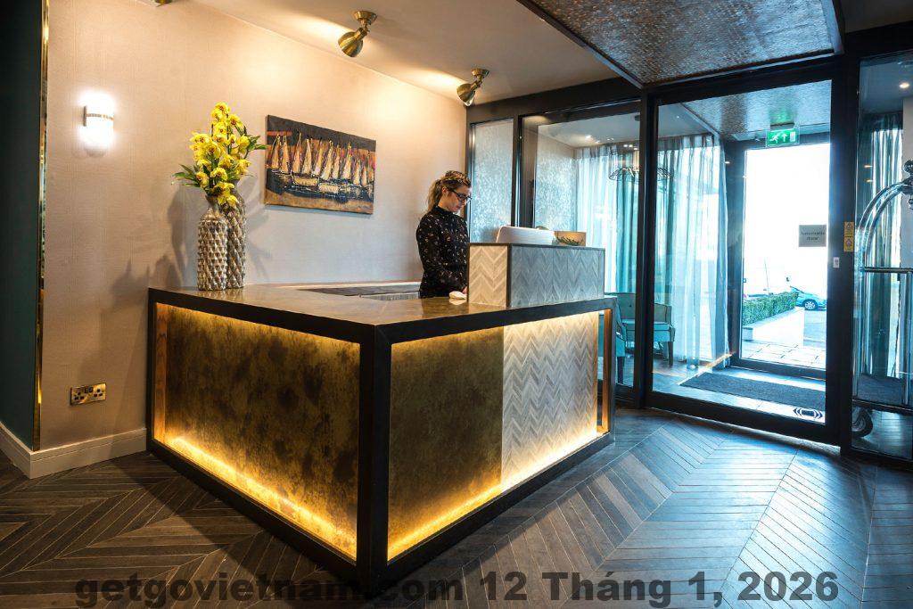 Quầy lễ tân khách sạn July House Central Sapa hoạt động 24/7