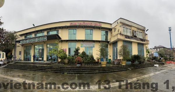 Không gian thoáng đãng và thư giãn tại hồ bơi của khách sạn.