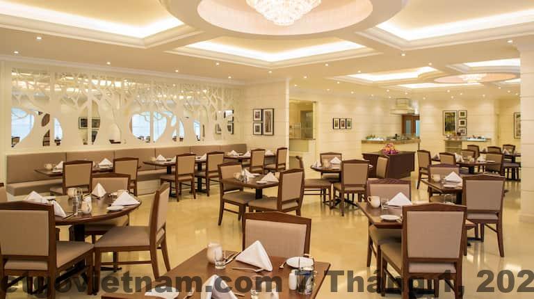 Khu vực nhà hàng Garden Grille phục vụ bữa sáng buffet tại Hilton Garden Inn Hanoi.