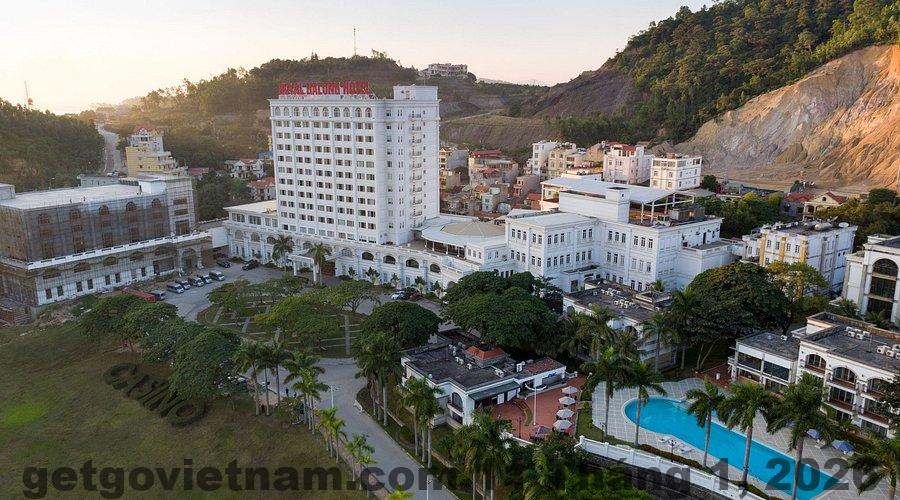 Đánh giá Royal Ha Long Hotel 2026: Có nên ở khách sạn này? 2 Royal Ha Long Hotel nhìn toàn cảnh từ xa, quy mô lớn tại khu Bãi Cháy