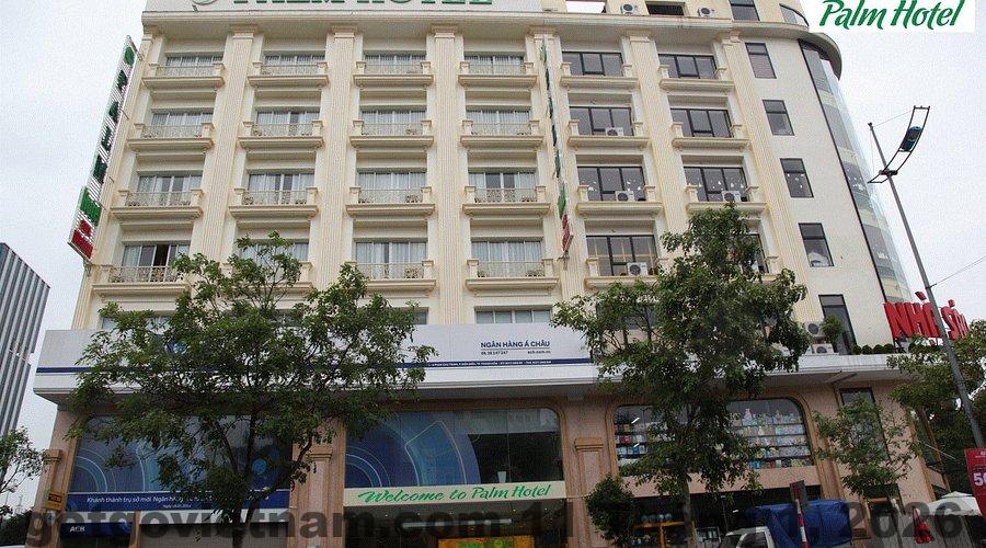 Quầy lễ tân khách sạn Palermo với nhân viên trực 24/7 hỗ trợ khách lưu trú