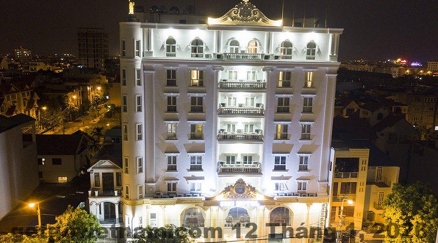 Quầy lễ tân QUEENIE Hotel với phong cách đơn giản và gọn gàng