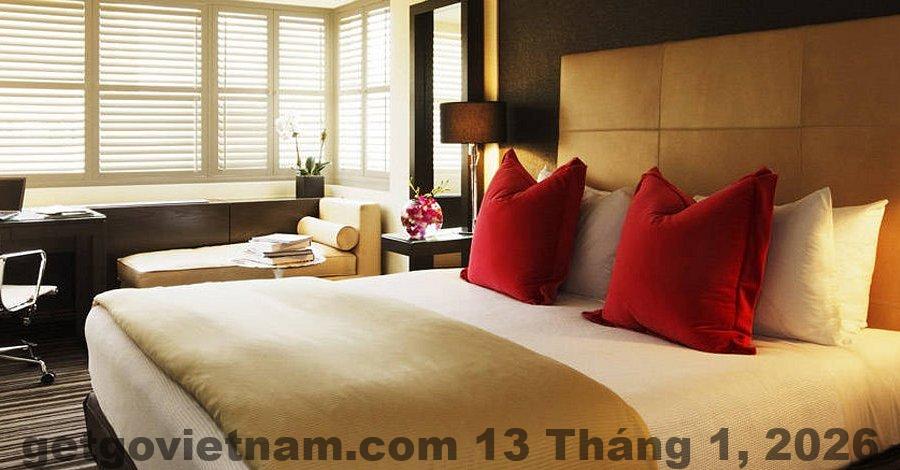 Hồ bơi ngoài trời tại Khách sạn Anh Phát 2 là nơi lý tưởng để thư giãn sau một ngày dài tham quan.