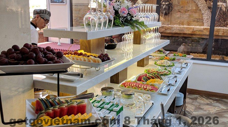 Phòng ngủ Dai Phat Hotel với nội thất cơ bản và giường đôi
