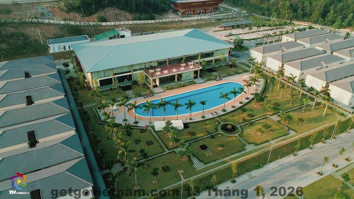 Đội ngũ nhân viên tại khách sạn luôn sẵn sàng hỗ trợ khách hàng, tạo sự thoải mái cho kỳ nghỉ.