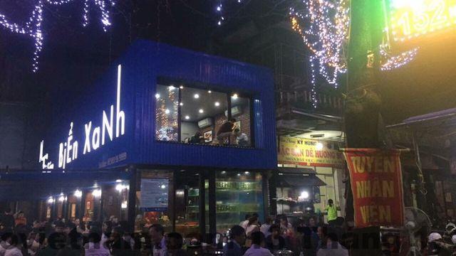 Nhân viên lễ tân tại khách sạn, luôn sẵn sàng hỗ trợ du khách.