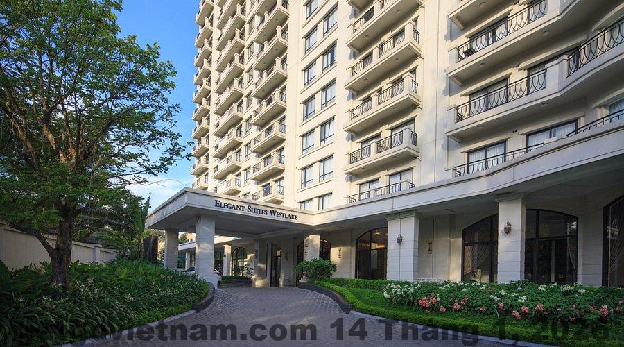 Quầy lễ tân ELEGANT Hotel với phong cách nhỏ gọn, nhân viên thân thiện
