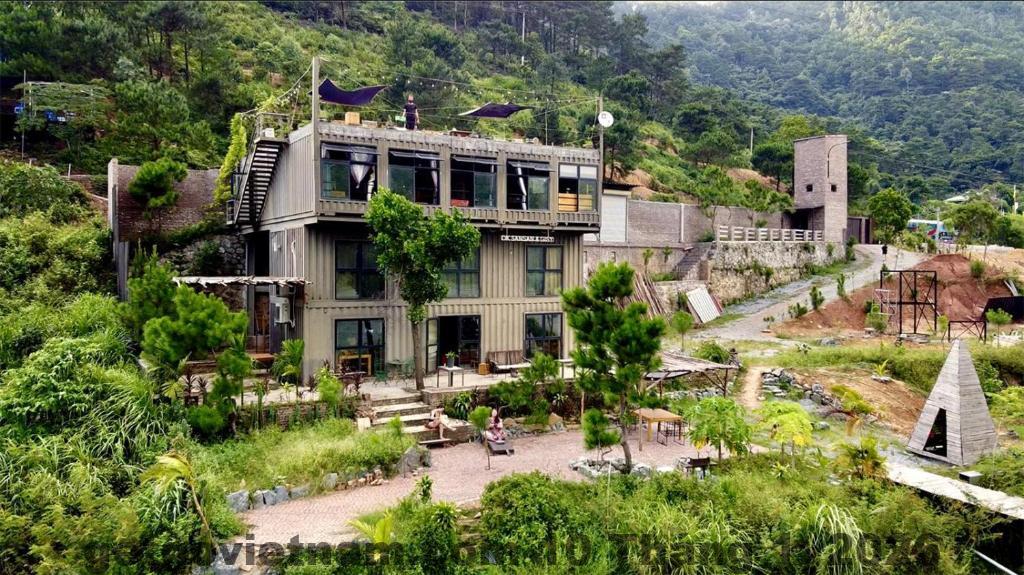 Phòng nghỉ Gisy Lake House thiết kế gỗ tối giản