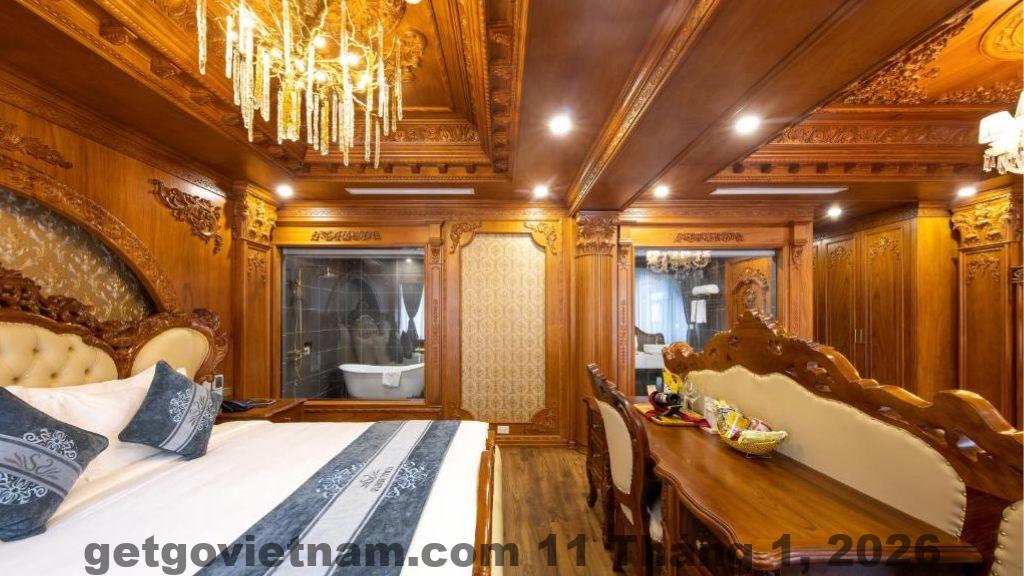 Phòng Deluxe tại Glenda Tower Moc Chau Hotel với giường lớn, nội thất gỗ và ánh sáng tự nhiên