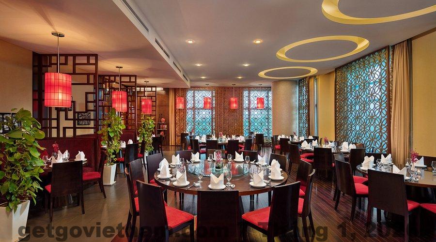 Hành lang và không gian bên trong Golden Dragon Hotel