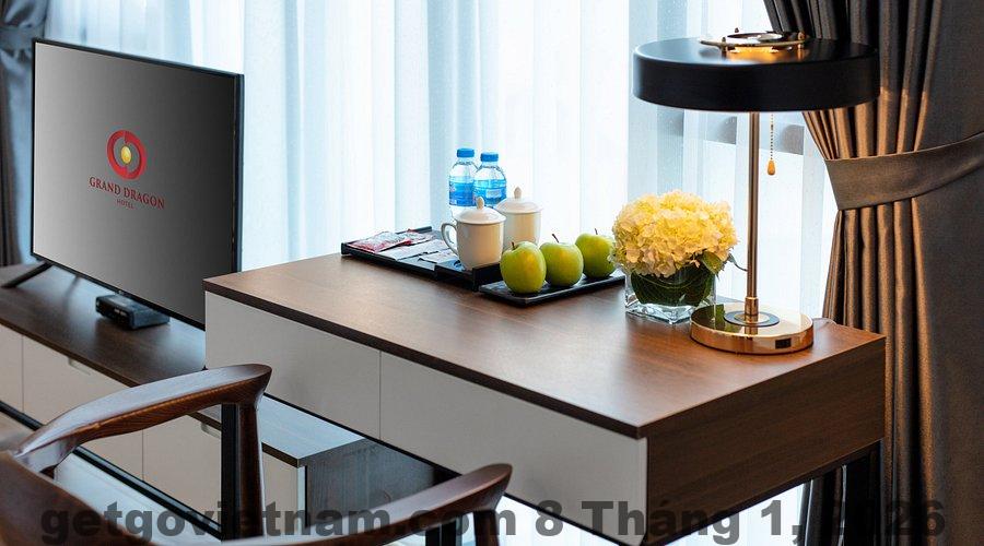 Không gian phòng ngủ tại Grand Dragon Hotel Hà Nội với nội thất gỗ truyền thống