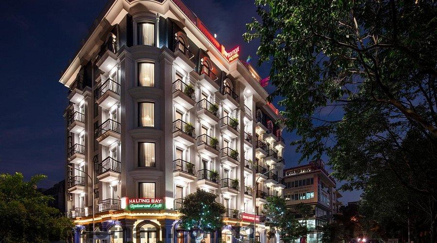 Khu vực lễ tân khách sạn MIMOSA HALONG HOTEL với phong cách phục vụ thân thiện