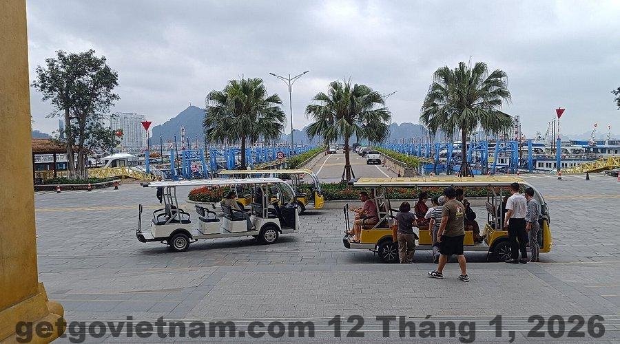 Khu vực Bãi Cháy và Vườn Đào Hạ Long nơi khách sạn Quỳnh Yến tọa lạc