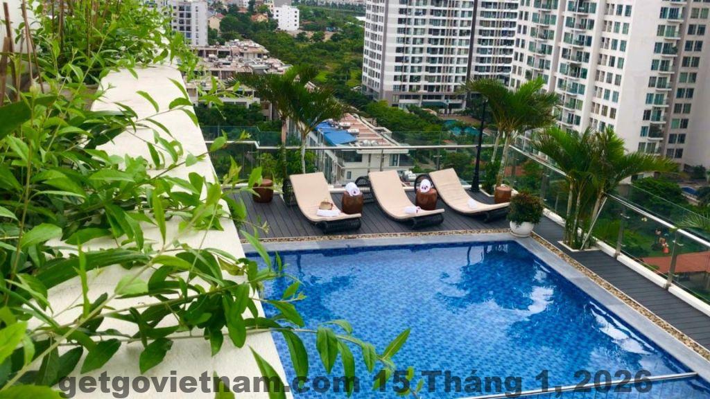 Khu vực lễ tân và nhân viên phục vụ tại Hạ Long New Century Hotel