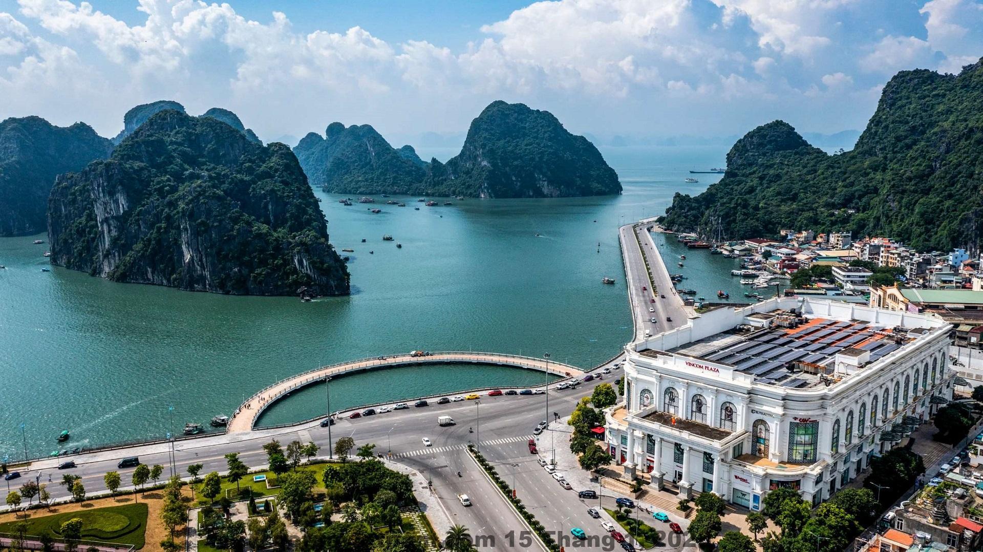 Toàn cảnh khu du lịch Bãi Cháy Hạ Long – nơi tập trung nhiều khách sạn và điểm vui chơi