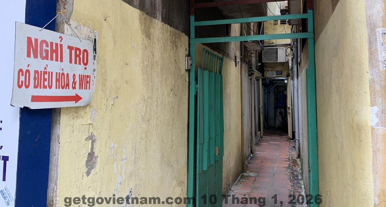 Khu ngõ nhỏ đặc trưng Hà Nội – lối vào hẹp, nhà dân san sát quanh khu Âu Cơ