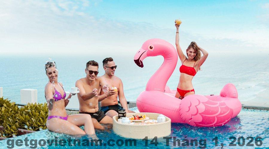 Hồ bơi vô cực tầng thượng Haian Beach Hotel & Spa với tầm nhìn toàn cảnh biển Mỹ Khê