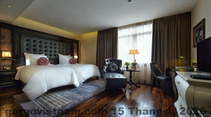 Sảnh và đội ngũ nhân viên Paradise Suites Halong Hotel
