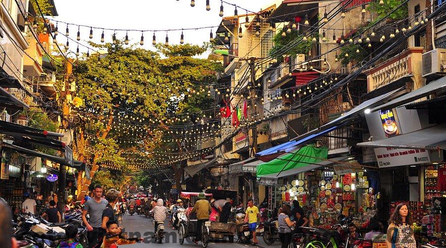 Phố cổ Hà Nội ban đêm gần Phổ Cổ Hotel