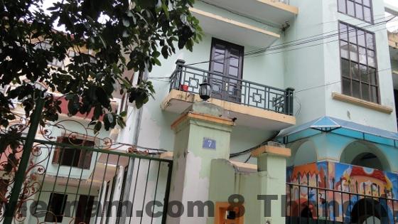 Ngõ Hàng Chuối nhỏ và hẹp – đặc trưng khu trung tâm Hà Nội, thuận tiện nhưng khó cho ô tô lớn