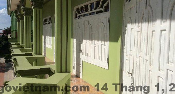 Hành lang và khu vực bên trong Huong Tra Hotel, không gian gọn gàng, phong cách truyền thống