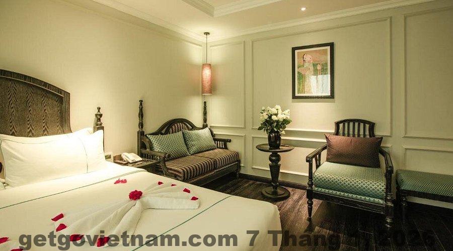 Nội thất phòng nghỉ tại Hanoi Emerald Waters Hotel Valley với phong cách hiện đại