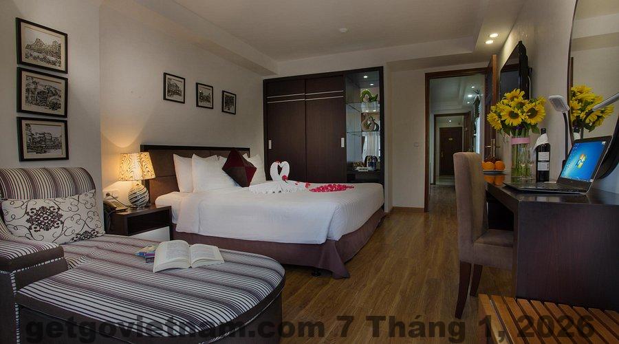 Khu vực lễ tân Hanoi Focus Boutique Hotel với nhân viên hỗ trợ khách nhiệt tình