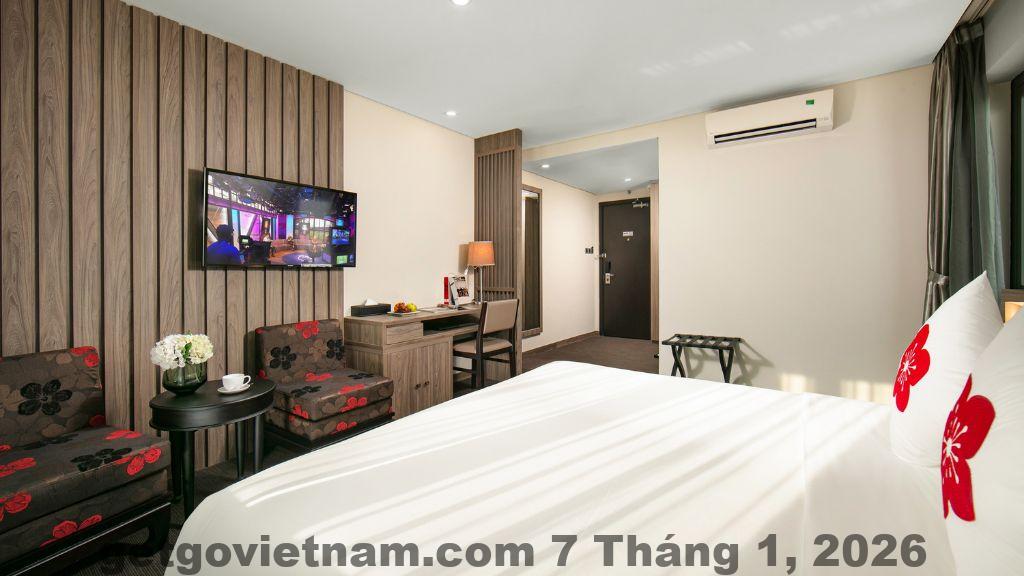 Hanoi Tokyo Hotel Đánh Giá 2026: Khách Sạn Trung Tâm Hoàn Kiếm Có Đáng Ở? 4 Phòng nghỉ Hanoi Tokyo Hotel với nội thất gỗ và không gian vừa phải