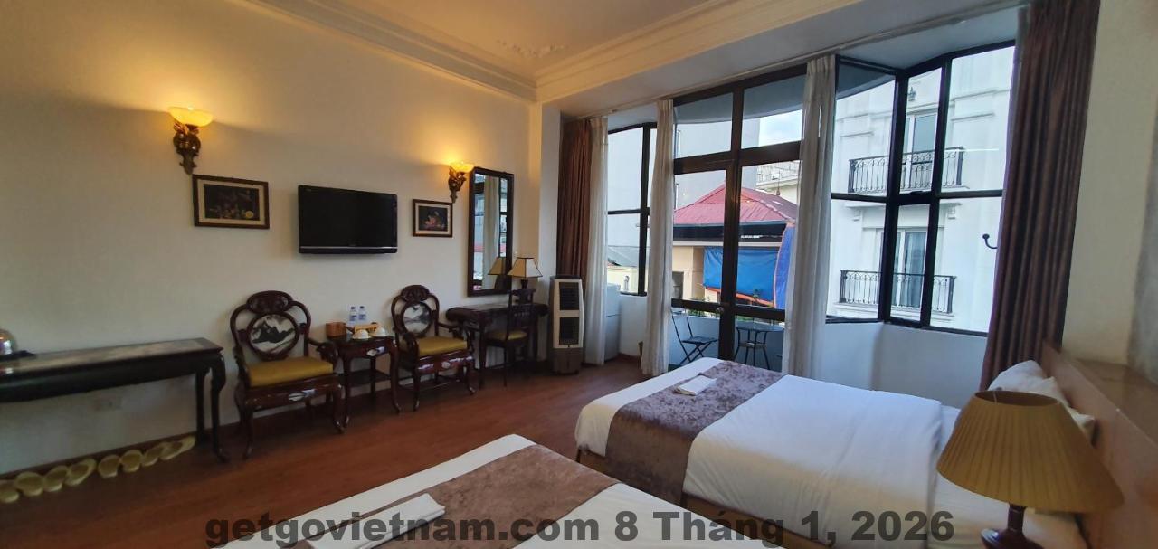 Khu vực lễ tân Hanoi Win Hotel & Travel với nhân viên thân thiện