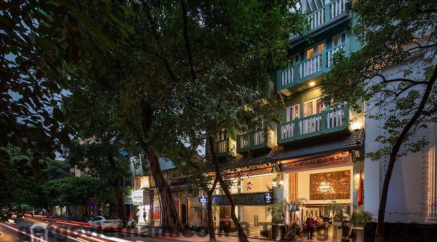 Khu vực ăn sáng tại Dream Cental Hotel & Spa với buffet nhỏ, phục vụ món Á – Âu cơ bản