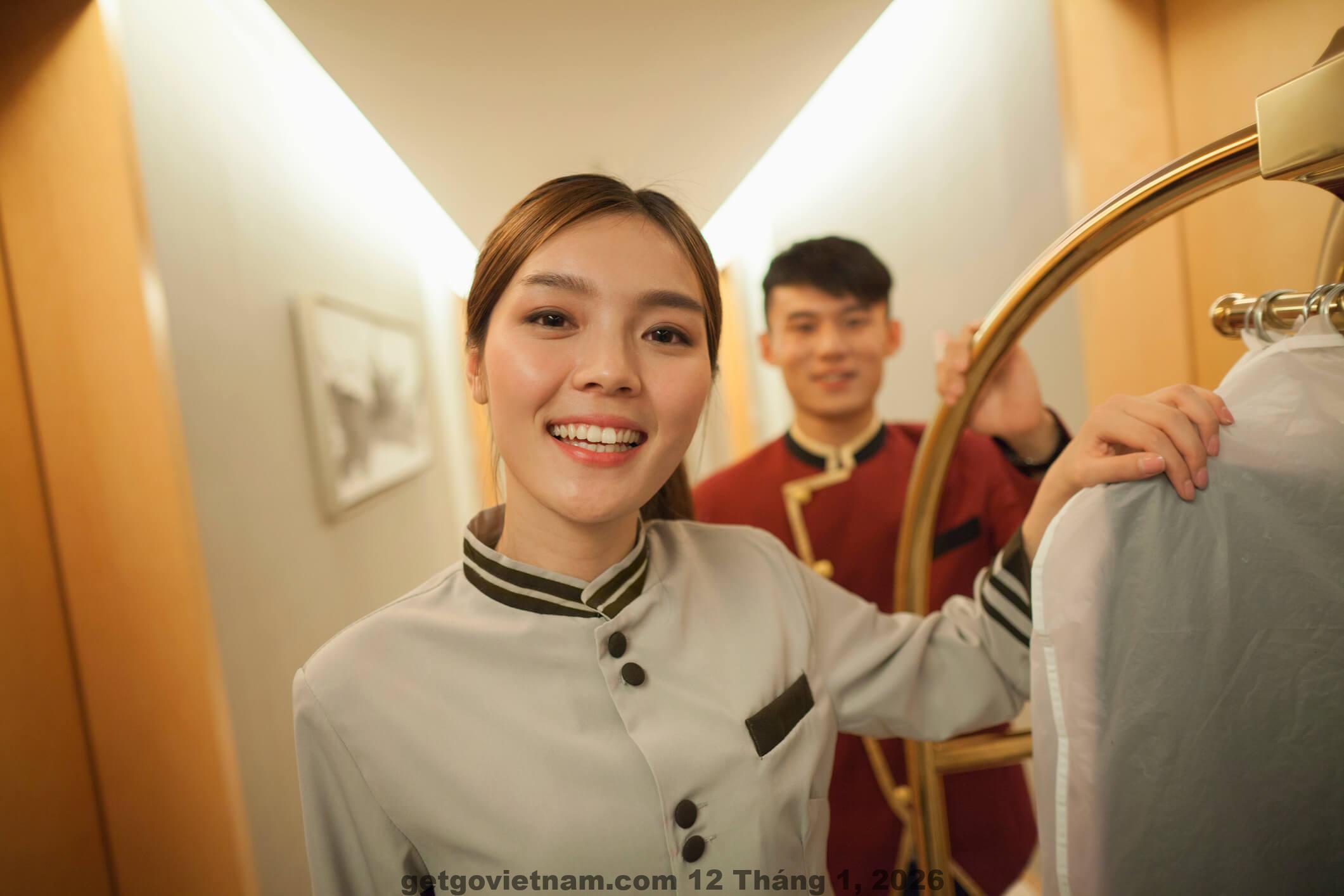 Đội ngũ nhân viên khách sạn thân thiện, sẵn sàng hỗ trợ khách trong suốt thời gian lưu trú