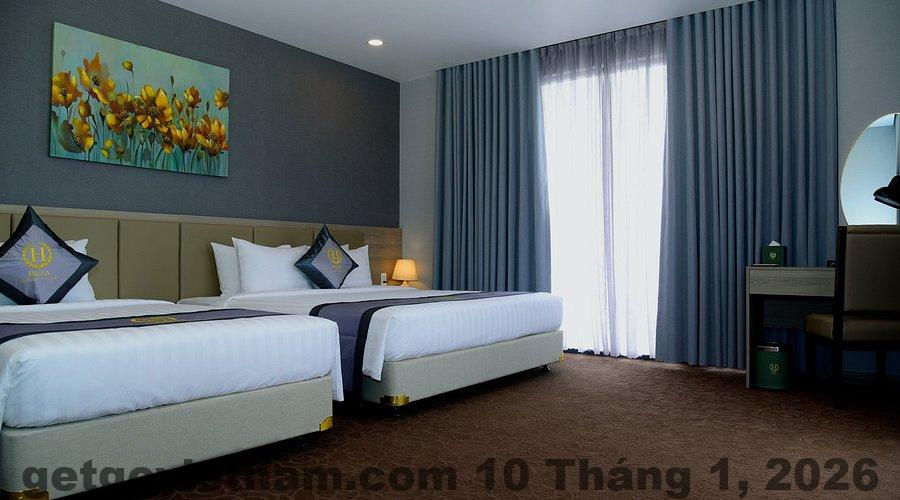 Hồ bơi ngoài trời tại khách sạn, không gian thư giãn lý tưởng.