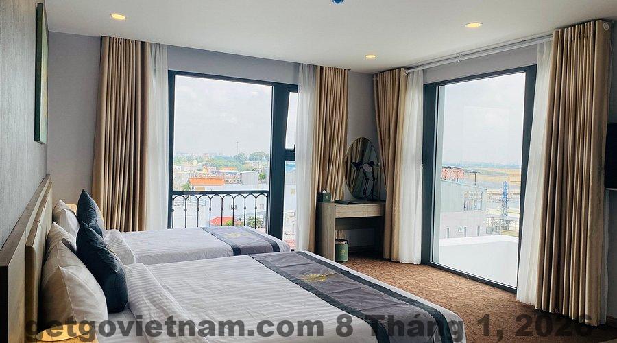Khu vực sân và không gian thư giãn tại HERA HOTEL