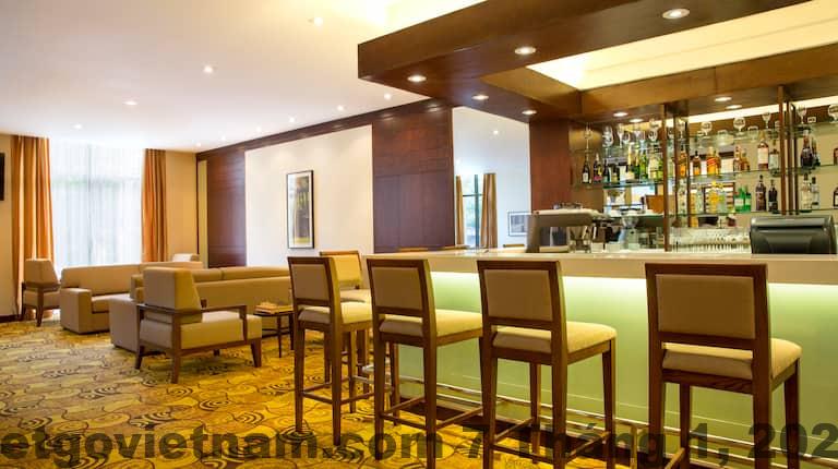 Khu vực Garden Bar tại Hilton Garden Inn Hanoi – không gian thư giãn sau giờ làm việc.