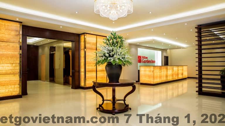 Khu vực sảnh lễ tân Hilton Garden Inn Hanoi với phong cách phục vụ chuyên nghiệp và chuẩn mực quốc tế.