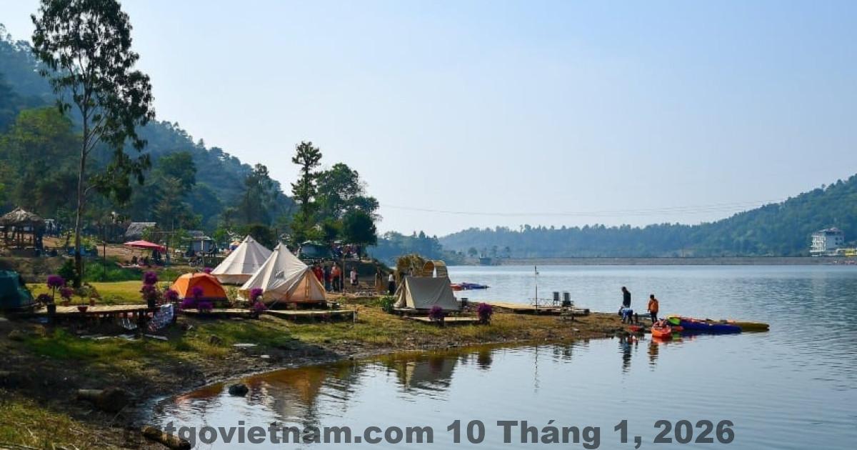 Đường vào khu hồ Đồng Đò với hai bên là rừng cây và không gian yên tĩnh