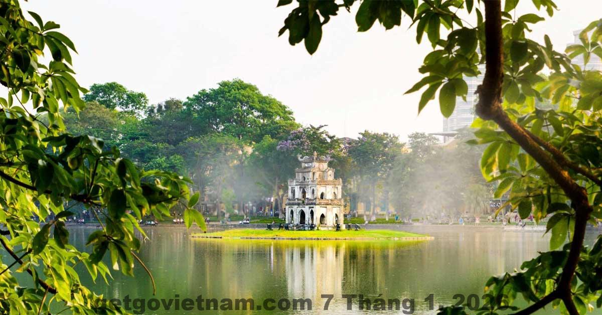 Hồ Hoàn Kiếm cách Autumn Hanoi House 61 Bát Sứ chỉ khoảng 7–10 phút đi bộ