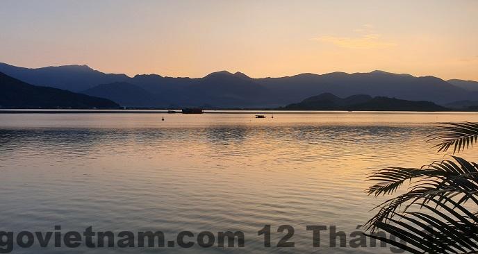 Hồ bơi tại Hồ Núi Cốc Plaza Hotel với không gian thoáng mát, lý tưởng cho những buổi chiều thư giãn.