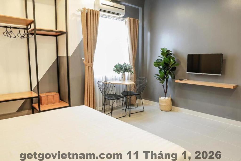 Phòng ngủ Hoàng Anh Hotel với nội thất đơn giản và gọn gàng